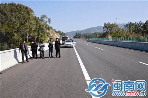 3.8米宽应急车道是该高速的一大特点