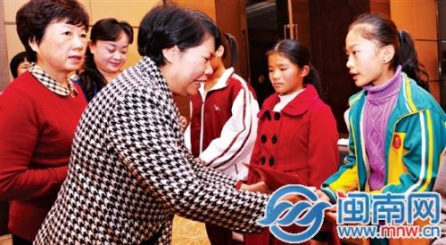 漳州安溪經(jīng)濟(jì)促進(jìn)會(huì)返鄉(xiāng) 給春蕾女孩送愛(ài)心(圖)