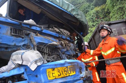 为避免对驾驶员造成二次伤害，整个营救过程消防官兵都十分小心翼翼。