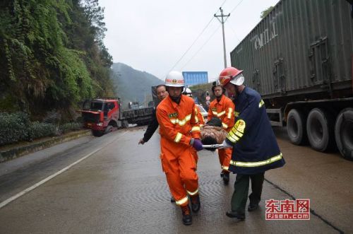 驾驶员的腿部骨折，消防官兵将其移送给现场医护人员进行治疗。