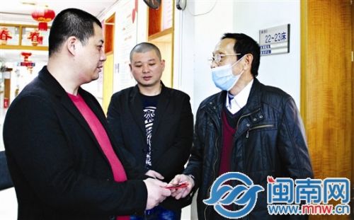 爱心人士把捐款送到颜力父亲的手中