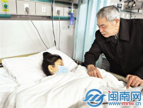 看着越来越瘦的养女，陈时标想帮助女儿寻找亲生父母