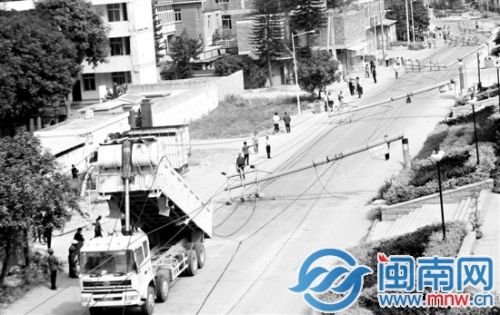 大卡车违规作业拉断线路杆，造成局部停电