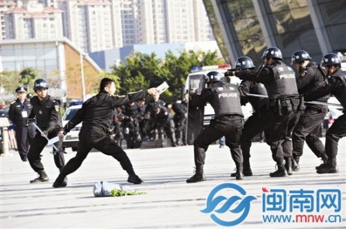 特警持盾牌靠近&ldquo;歹徒&rdquo;，伺机制服