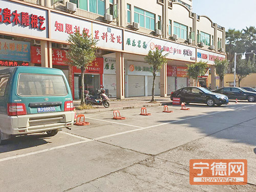 现场7处闲置车位被锁上地锁，想停车只能干瞪眼。