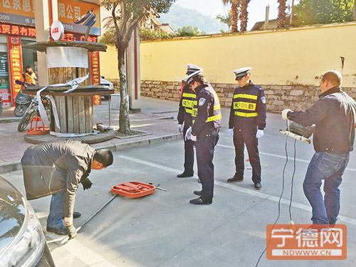 民警到场拆除地锁。