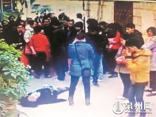 事发现场，女子坠楼倒在地面