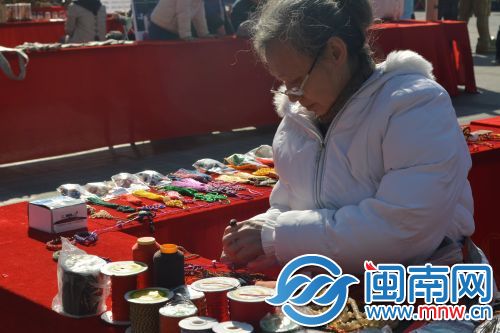 在巡回创意市集，来自鲤城区的李阿姨现场制作结饰产品