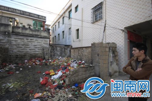 垃圾堆边上是民房，臭味难忍