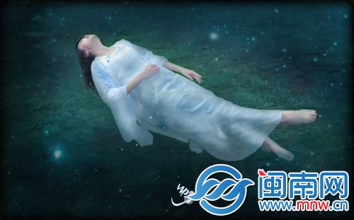 草地：像这里的小草一样，她好像融进了这些绿里面，自如伸展。