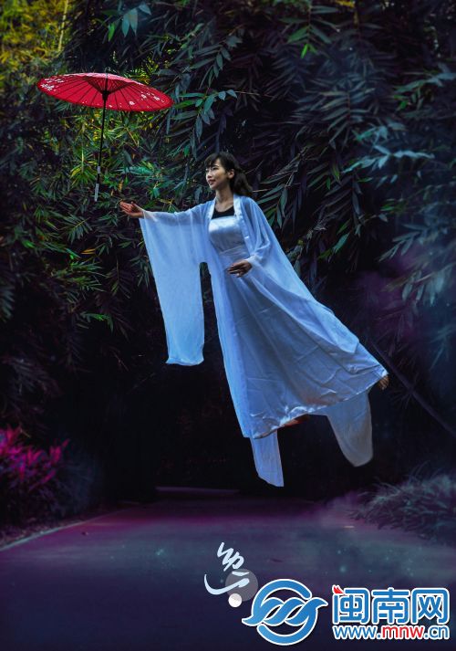 竹林：白色绸缎像玉一样通透晶莹，和竹叶互相映衬。
