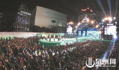 昨天是2014年最后一天，上万市民在市区领SHOW天地举行的跨年活动中狂欢迎新年。 （张九强 摄）