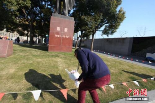 上海民众自发为踩踏事件逝者献花 为伤者祈福