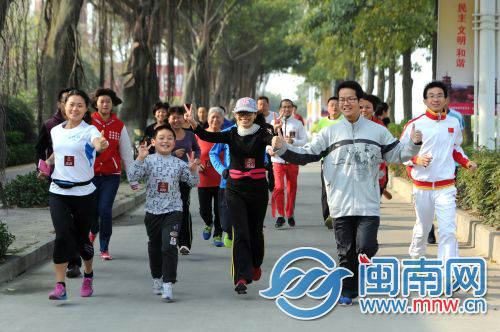 元旦，为厦门马拉松热身，昨日40名泉州市民跑上街头