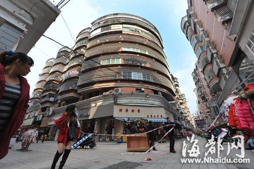 福建长乐一步行街7楼坠下水泥条 砸烂电动车
