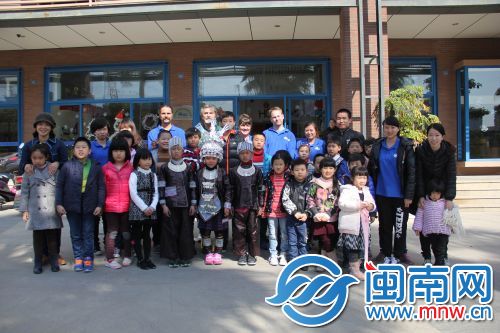 受助团与晋江市一教育培训机构学员合影留念