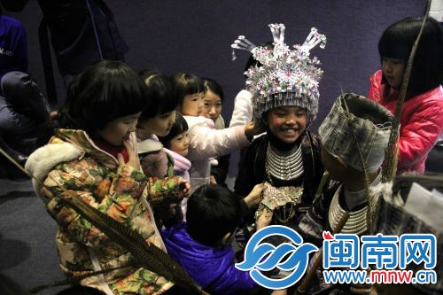 培训班小朋友对苗服与头饰充满好奇，上前触摸，以探究竟