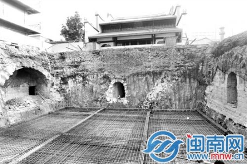 开元寺毗卢阁重建工地开挖后，现4个洞口，里面串联相通