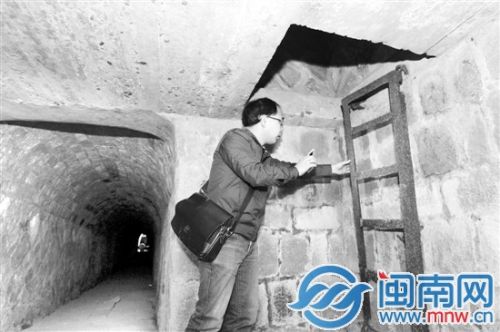 海都记者廖庆升深入洞内发现，一些区域有两层，并架有铁梯上下
