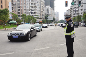 昨日，市区钟法路与南昌路三岔口路段，交警在维护交通秩序。