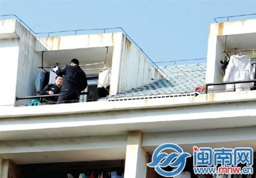 小陈从七号宿舍楼6层阁楼阳台护栏翻出