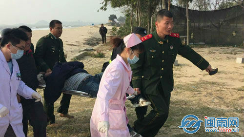 泉州浮山边防所民警将吴澄清紧急送医