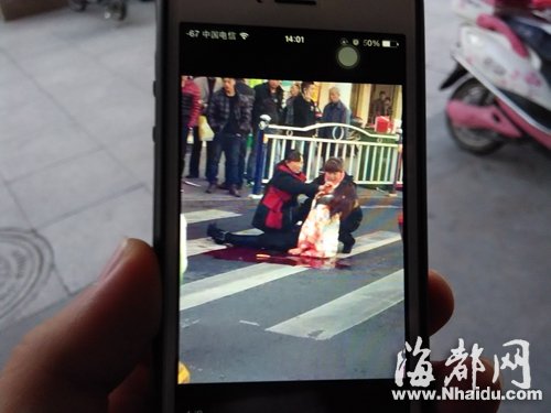 从网友提供的图片中看到，女子倒在血泊中