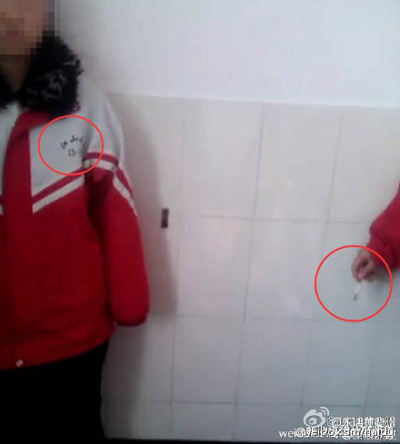 江山女生因没穿校裤被同学扇耳光