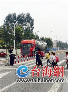 ▲协警引导学生过马路