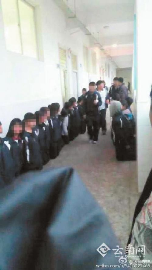 网传云南漾濞苍山西镇中学学生集体下跪照片 称系恶作剧