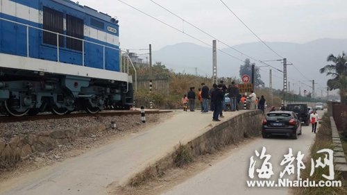 小車原本沿箭頭所示過道口，被撞后，癱在前面十多米的鐵軌上，而火車停在路口