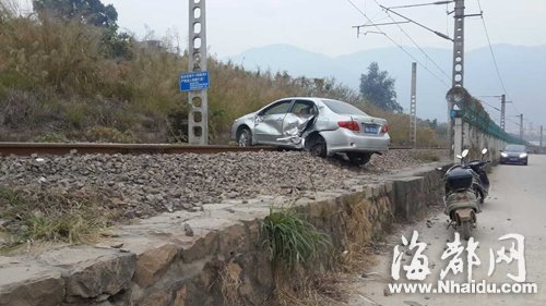 小車被撞出十多米，左側(cè)車身凹陷