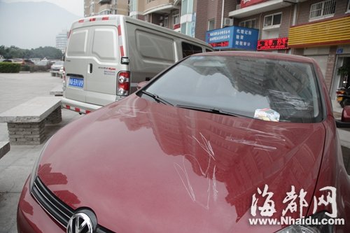 小車引擎蓋和前擋風(fēng)玻璃多了好幾道劃痕