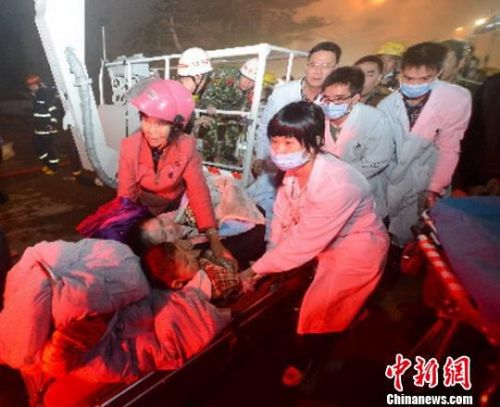 广东雷州市新城大道商场火灾现场图片 20多被困民众获救