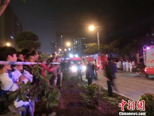 广东雷州一商场发生火灾 20多名被困民众获救(图)