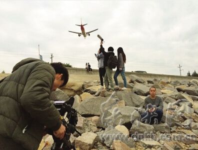 《聽》團(tuán)隊在拍飛機(jī)