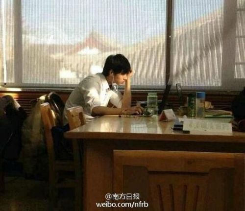 北大图书馆男神走红