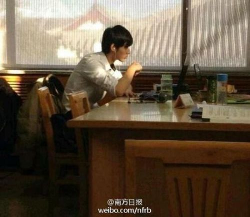 北大图书馆男神走红