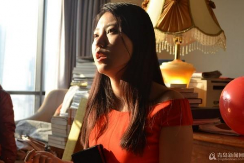 山东青岛90后美女老板奖励员工宝马车 皆是女大学生