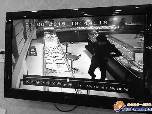 假装要买项链抢万元珠宝