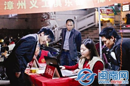 摊点摆出，吸引不少人前来咨询