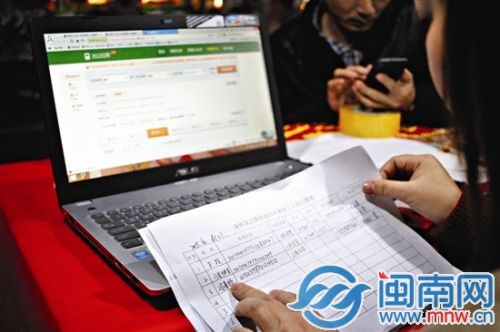 义工拿着没买到票的名单，不时上网刷新抢票