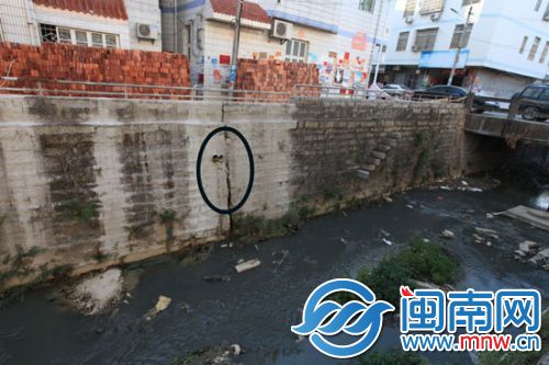 民房的污水管直接接到绥东溪里（画圈处）