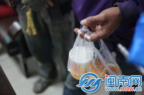 听闻孩子找到了，郭先生赶紧到附近买了早餐