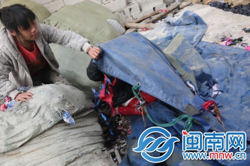 小云说这是她们离家3天睡的地方，冷了就拉旁边的帆布盖在身上