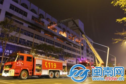 3辆登高平台消防车同时喷水灭火