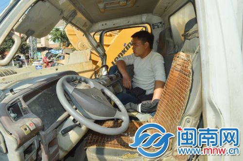 谢先生在小腿被卡死后，仍然一脸镇定