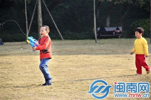 天气暖暖的，孩子在公园玩耍（昨日上午摄于漳州九龙公园）