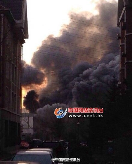 大连旧物市场起火浓烟滚滚 暂无人员伤亡(图)