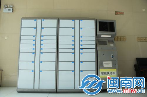 交通大楼里的智能快件箱